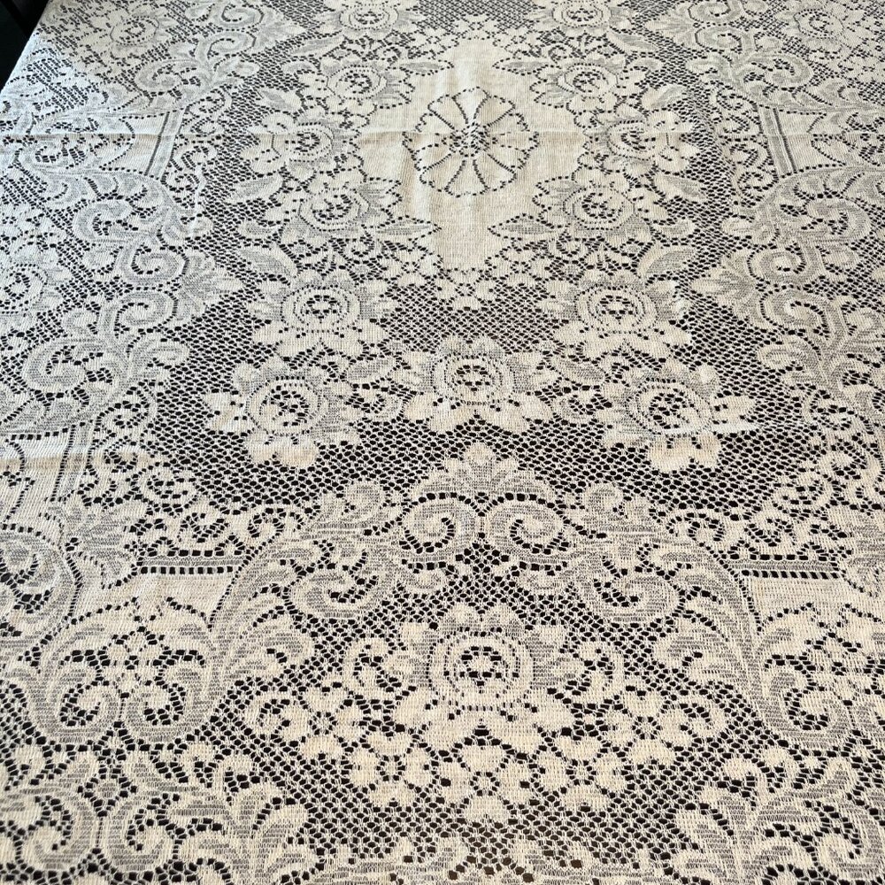 Large Lace Tablecloth - Picture 8 of 8